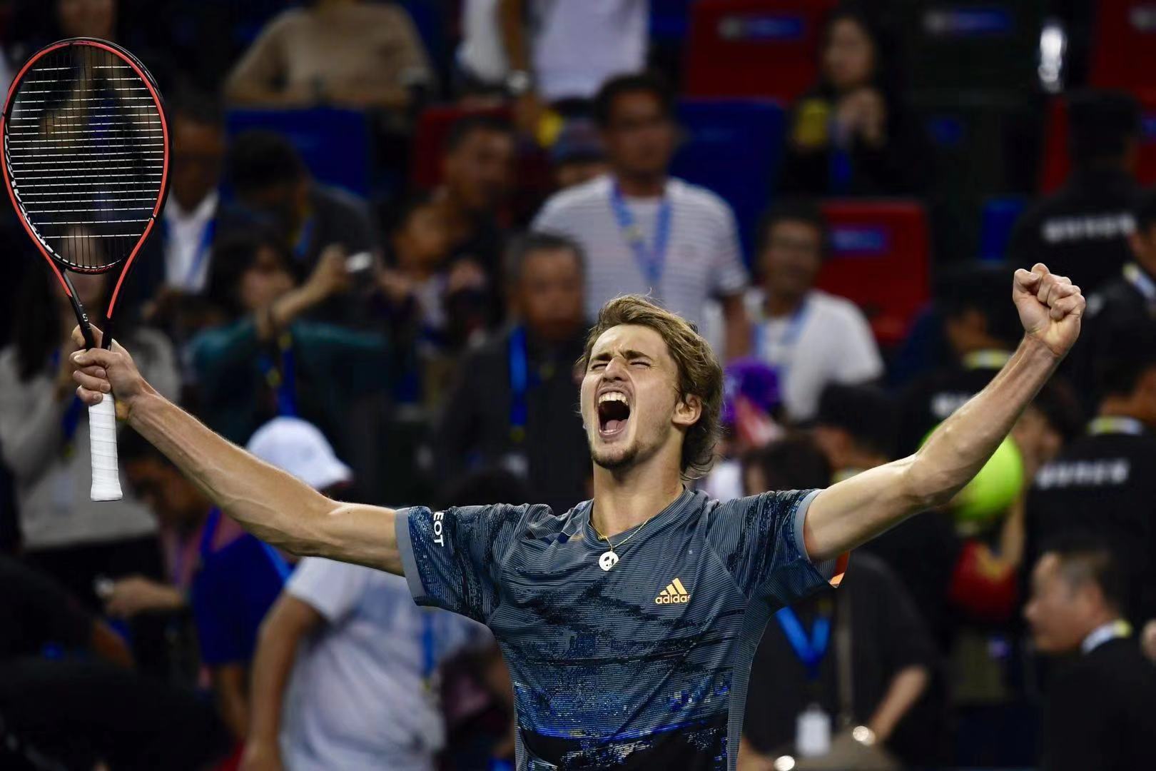 费德勒回归首秀大放异彩，勇士主场球迷高呼名字-开云APP